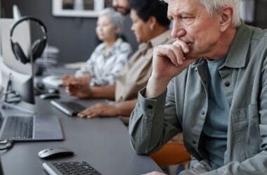 Justiça do Trabalho Reconhece “Etarismo Recreativo” e Condena Empresa a Indenizar Funcionária Discriminada por Idade